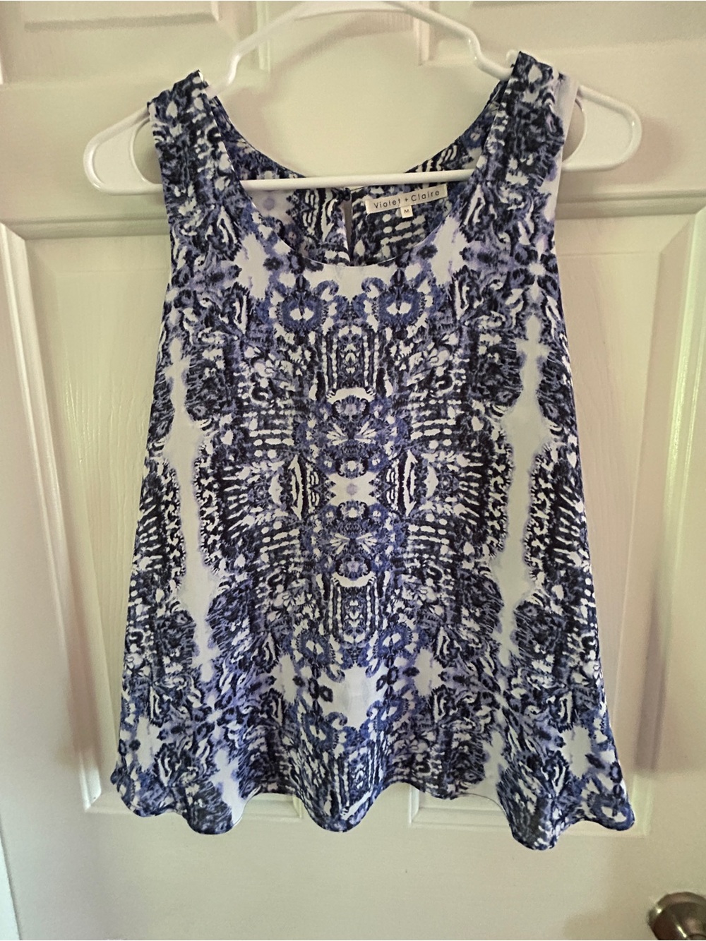 Violet + Claire Blue and White Print Sleeveless Top Scoop Neck Layered Back M